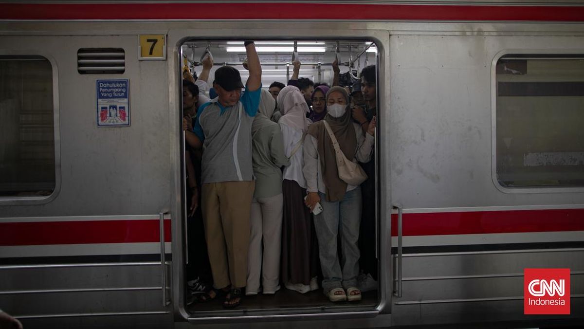 Massa Berkerumun, KRL Angke dan Bekasi Tak Setop di Stasiun Karet