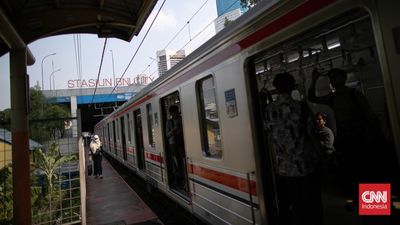 Calon penumpang menunggu KRL di Stasiun Karet, Jalan Kebon Melati, Jakarta Pusat, Kamis (2/1/2025).
