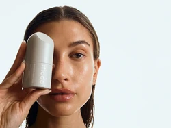 Hailey Bieber Dikabarkan akan Jual Brand Rhode, Ditaksir Triliunan Rupiah