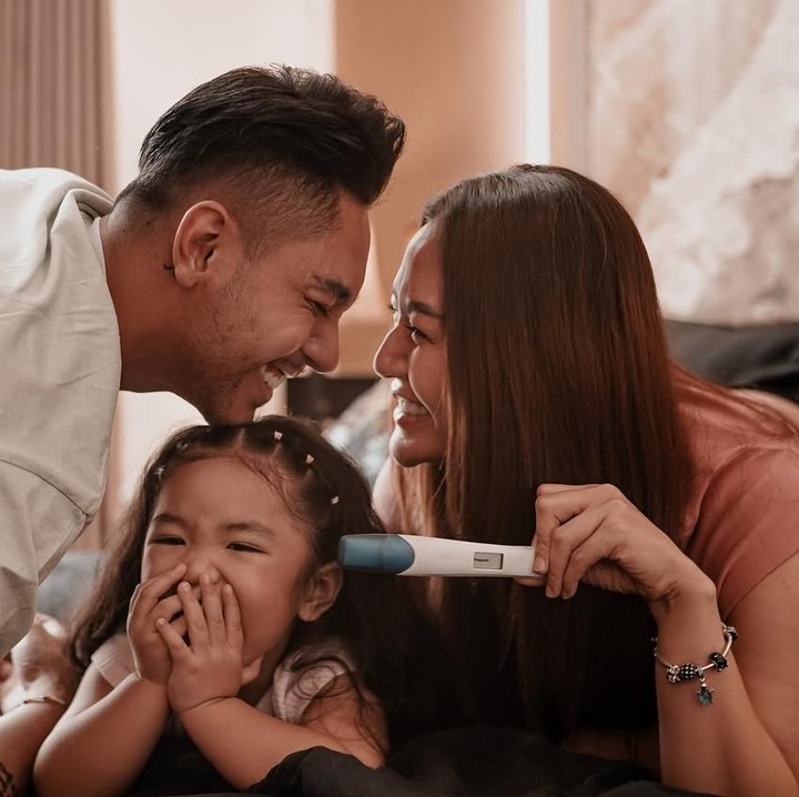 <p>Siti Badriah akan melahirkan gen beta setelah mengumumkan kabar bahagia kehamilannya lewat instagram. Siti Badriah mengunggah foto bersama suami Krisjiana Baharudin dan Xarena Zenata lengkap dengan hasil test pack positif hamil (Foto: @sitibadriahh).</p>
