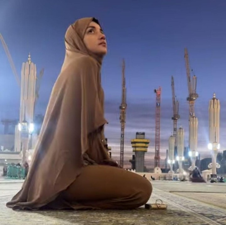 <p>Pada momen itu, Tsania juga berharap bisa kembali ke Tanah Suci bersama kedua anaknya, Syarif Muhammad Fajri dan Aisyah Shabira. "Semoga bisa umrah sama anak-anak tahun depan. Aamiin ya Allah," ujarnya. (Foto: Instagram@tsaniamarwa54)</p>