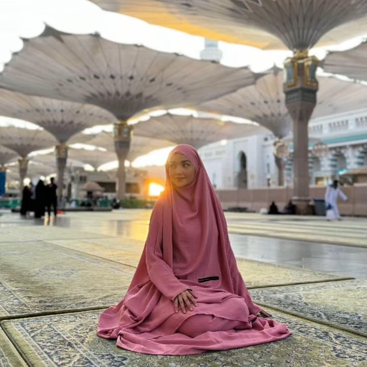 <p>Ia tampil cantik mengenakan gamis berwarna merah muda saat mengunjungi Masjid Nabawi. "Setelah semua tahun ini. Di sinilah aku," tulis Tsania, dikutip dari laman <em>Instagram@tsaniamarwa54,</em> Kamis (2/1/2025). (Foto: Instagram@tsaniamarwa54)</p>
