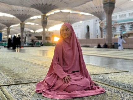 5 Potret Tsania Marwa Jalani Ibadah Umrah, Berharap Bisa Datang Kembali Bersama Anak-anaknya