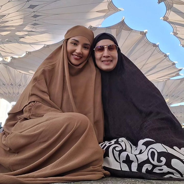 <p>Tidak seorang diri, Tsania menjalani ibadah tersebut bersama sang tante. "Tanteku sayang <em>@megaritaamir.</em> 10 tahun lalu umrah bareng, sekarang tanpa disengaja bareng lagi. MasyaAllah Tabarakallah," ungkap Tsania. (Foto: Instagram@tsaniamarwa54)</p>