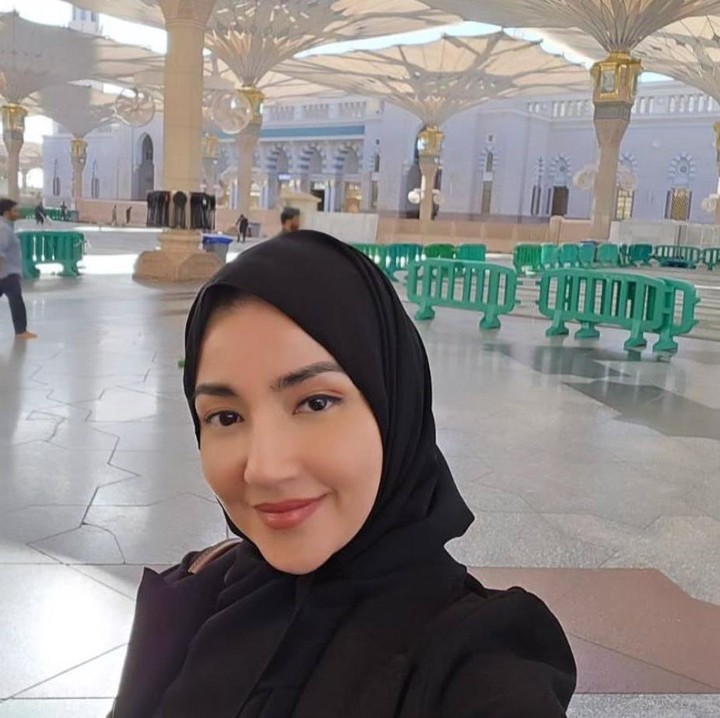 <p>Alih-alih liburan ke tempat wisata, Tsania Marwa justru mengisi liburan akhir tahun dengan menjalani ibadah umrah ke Tanah Suci, Makkah. (Foto: Instagram@tsaniamarwa54)</p>