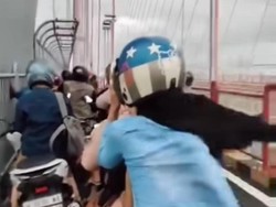 Viral Pemotor Terjebak Angin Kencang di Jembatan Suramadu