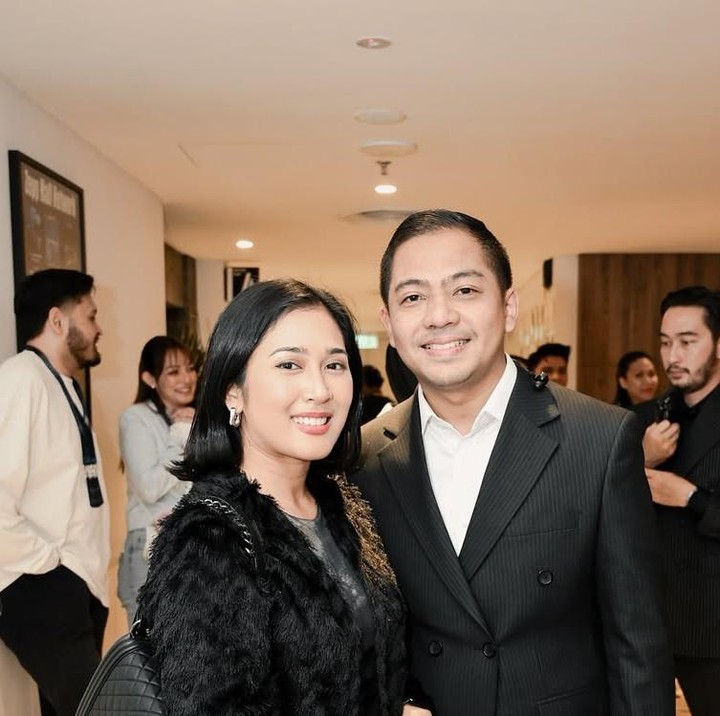 <p>Ade Govinda mengumumkan kabar bahagia kehamilan istrinya lewat video unggahan akun instagramnya. Dalam video itu, Ade begitu bahagia saat tahu istrinya hamil. Ia langsung tertawa bahagia, memeluk dan mencium sang istri. (Foto: @ade_govinda).</p>