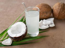 Ini Waktu Terbaik Minum Air Kelapa Saat Puasa Ramadan