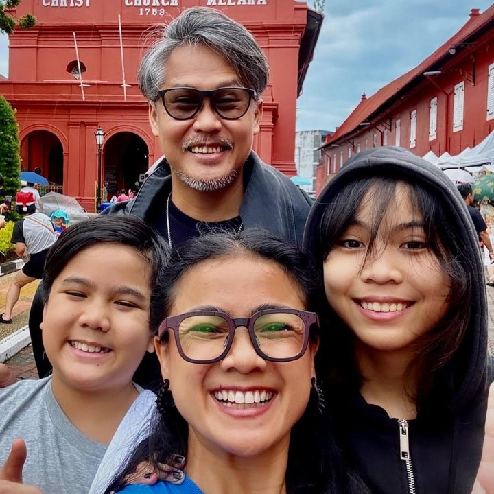 <p>Potret Zivara memang jarang dibagikan Ayah dan Bundanya di media sosial. Nirina dan Ernest biasanya membagikan potret Zivara saat putrinya itu berulang tahun atau mengunggah momen <em>qualty time</em> bersama keluarga. (Foto: Instagram @ernest_cokelat/ @nirinazubir_)</p>