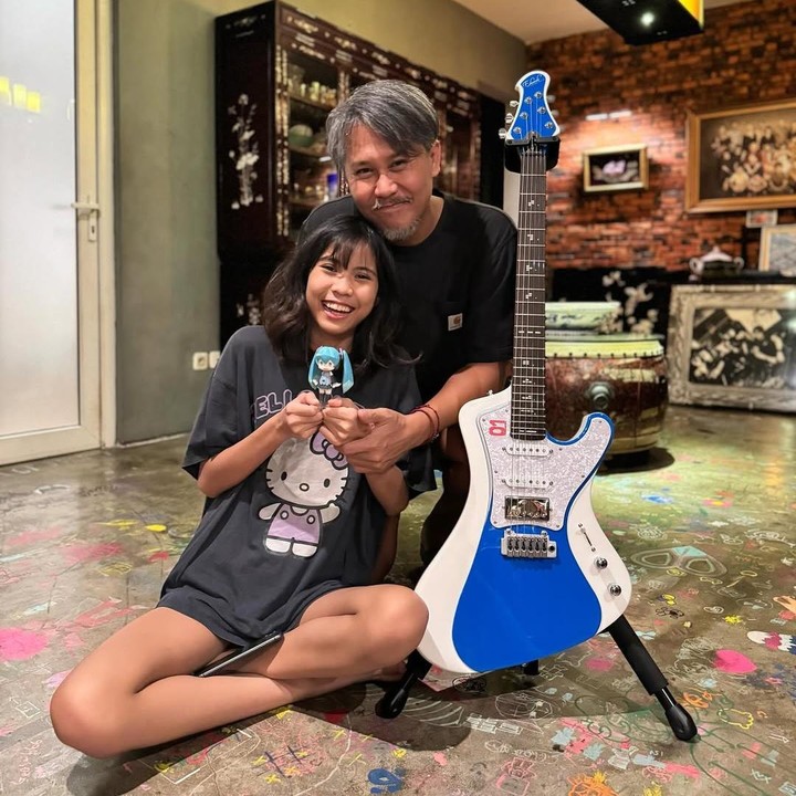 <p>Zivara memiliki akun media sosial yang dikelolanya sendiri, Bunda. Remaja kelahiran 2010 ini diketahui suka dengan anime Jepang dan jago bermain gitar. Bakat bermusik Zivara sering dibagikan sang ayah di media sosial. (Foto: Instagram @ernest_cokelat/ @nirinazubir_)</p>