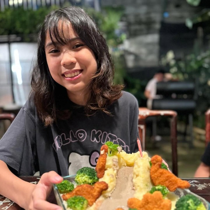 <p>Anak sulung aktris Nirina Zubir, Zivara Ruciragati Syarif, sebentar lagi berusia 15 tahun. Jarang tersorot, Zivara tumbuh menjasi remaja yang memiliki paras cantik mirip sang Bunda. (Foto: Instagram @ernest_cokelat/ @nirinazubir_)</p>