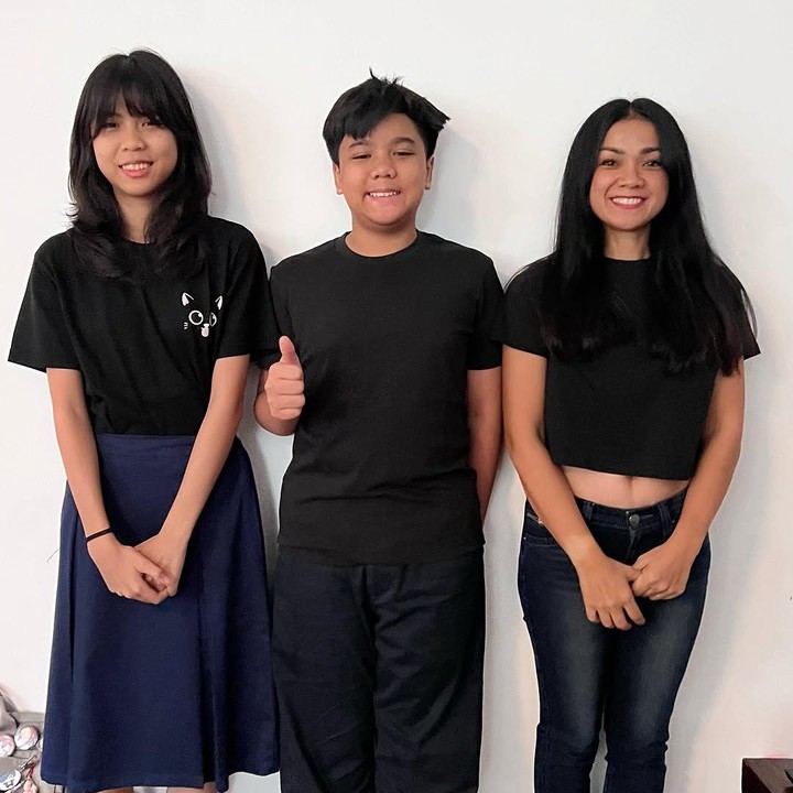 <p>Suami Nirina, Ernest gitaris Cokelat, belum lama ini membagikan potret terbaru Zivara yang tingginya sudah melebihi sang Bunda. Zivara dan sang adik Elzo tampak memiliki postur tubuh yang lebih tinggi dari ibundanya. Elzo sendiri kini berusia 12 tahun. (Foto: Instagram @ernest_cokelat/ @nirinazubir_)</p>