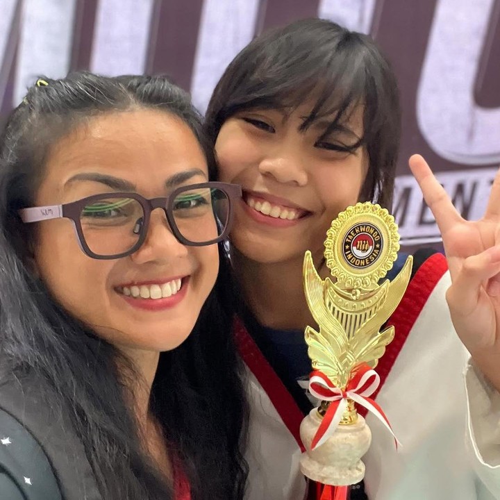 <p>Beberapa waktu lalu, Nirina juga sempat mengunggah momen spesial saat Zivara ikut kompetisi taekwondo. Nirina begitu bangga dengan prestasi putrinya ini karena berhasil mendapatkan piala dari sebuah turnamen taekwondo. (Foto: Instagram @ernest_cokelat/ @nirinazubir_)</p>