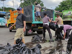 Polisi Bersama DLHK Sidoarjo Bersih-bersih Terminal Purabaya