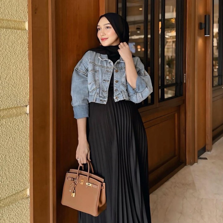<p>Bunda Seleb lain yang juga tengah hamil adalah Melody Prima. Aktris 29 tahun ini mulai memamerkan <em>baby bump</em> kehamilan ketiganya ke publik. Melody kerap mengenakan pakaian yang modis selama menjalani kehamilan ini. Dalam satu potret, perempuan bernama Melody Prima Ananda Divia ini memadukan gaun hitam dengan jaket denim biru dan tas berwarna cokelat. (Foto: Instagram: @melodyprima)</p>