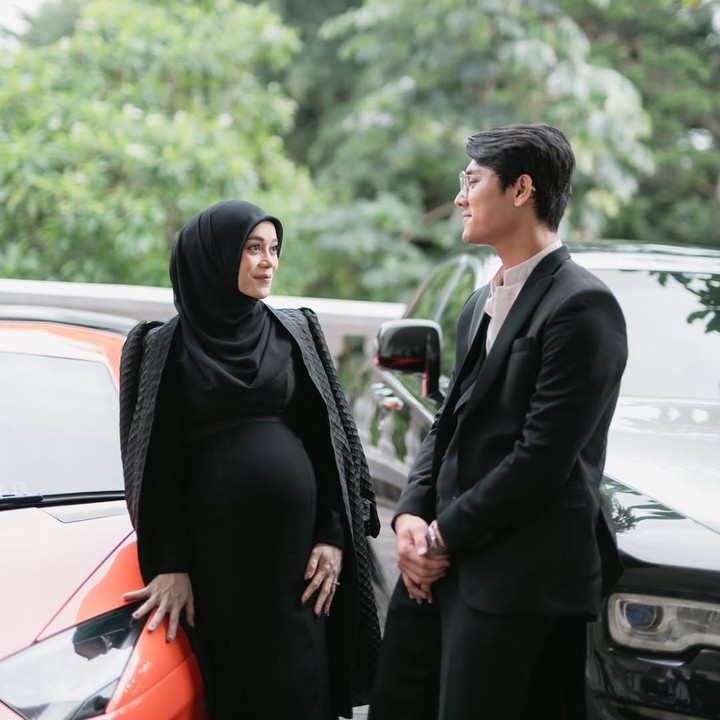<p>Lesti Kejota tengah hamil anak kedua. Baru-baru ini, Lesti membagikan potret saat bersama suaminya Rizky Billar. Penampilan Lesti terlihat sylish dan modis kala mengenakan <em>dress</em> hitam yang senada dengan blazer dan jilbabnya. (Foto: Instagram: @rizkybillar/ @lestikejora)</p>