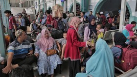 FOTO: Antusias Masyarakat Pakai Kereta Plesiran di Libur Nataru