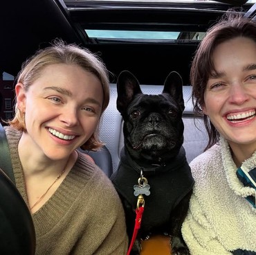 Pakai Gaun Pengantin Tak Biasa, Chloe Grace Moretz Resmi Nikahi Kekasih Sesama Jenis