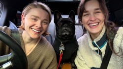 Pakai Gaun Pengantin Tak Biasa, Chloe Grace Moretz Resmi Nikahi Kekasih Sesama Jenis