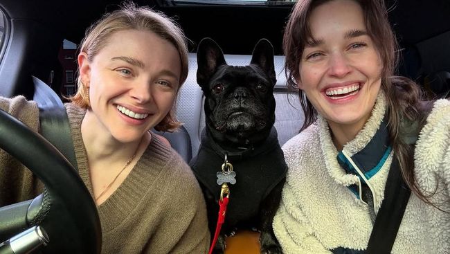 Pakai Gaun Pengantin Tak Biasa, Chloe Grace Moretz Resmi Nikahi Kekasih Sesama Jenis