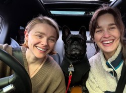 Pakai Gaun Pengantin Tak Biasa, Chloe Grace Moretz Resmi Nikahi Kekasih Sesama Jenis