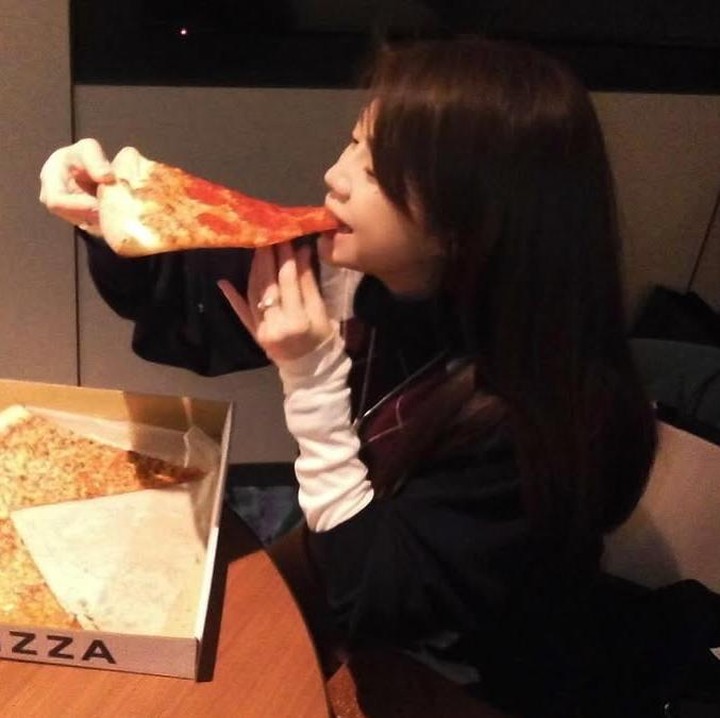 <p>Clarissa juga menunjukkan beberapa menu kuliner lezat yang dia nikmati bersama suaminya. Seperti pizza dengan ukuran jumbo, ramen, roti sampai daging. (Foto: @clarissatanoe).</p>