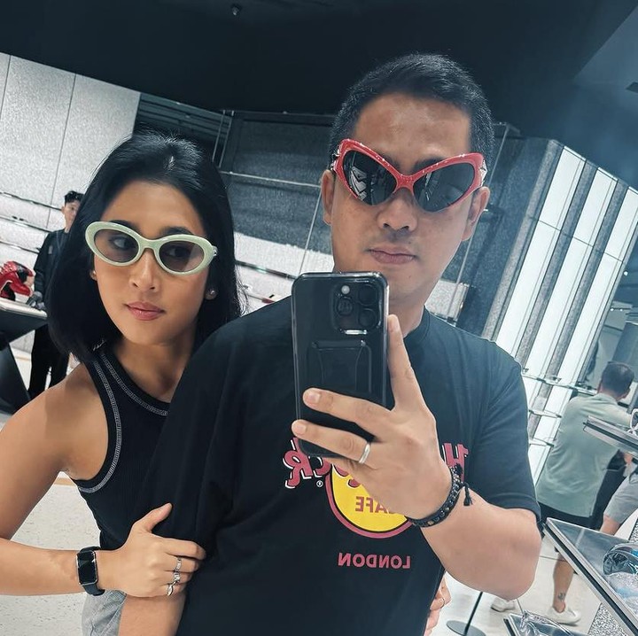 <p>Di foto lain, Indi juga terlihat cantik saat pergi bareng suami. Keduanya mengunjungi salah satu toko kacamata dan berpose di depan cermin. Indi terlihat menawan meski hanya memakai atasan kaos tanpa lengan dan celana panjang. (Foto: @indiarisa_)</p>