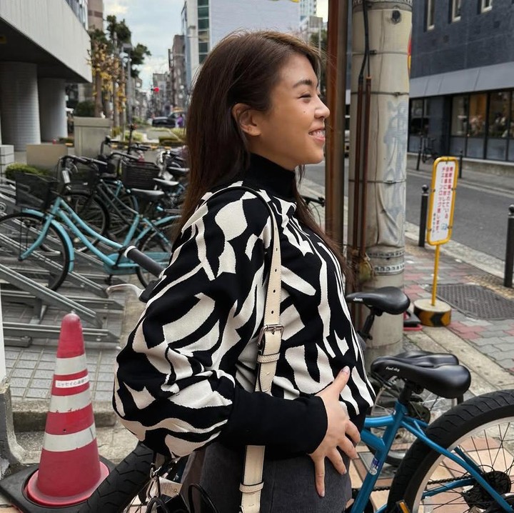 <p>Di potret lain, Clarissa menunjukkan <em>baby bump</em> dengan pemandangan jalan, gedung dan sepeda yang tertata rapi di trotoar. Di situ, Clarissa seolah dirinya sangat kenyang dengan senyum merona sembari memegang perutnya yang membesar. (Foto: @clarissatanoe).</p>