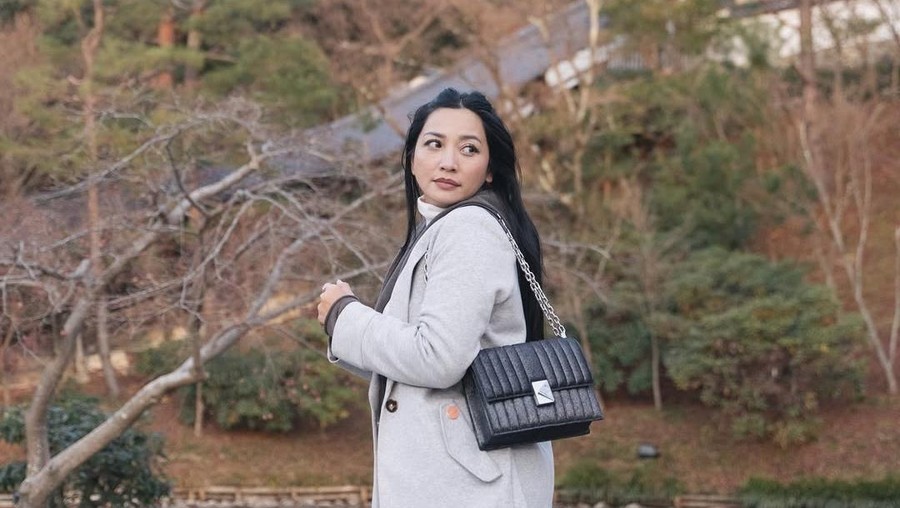 Enzy Storia dan Hesti Purwadinata Pakai Tas Kembar