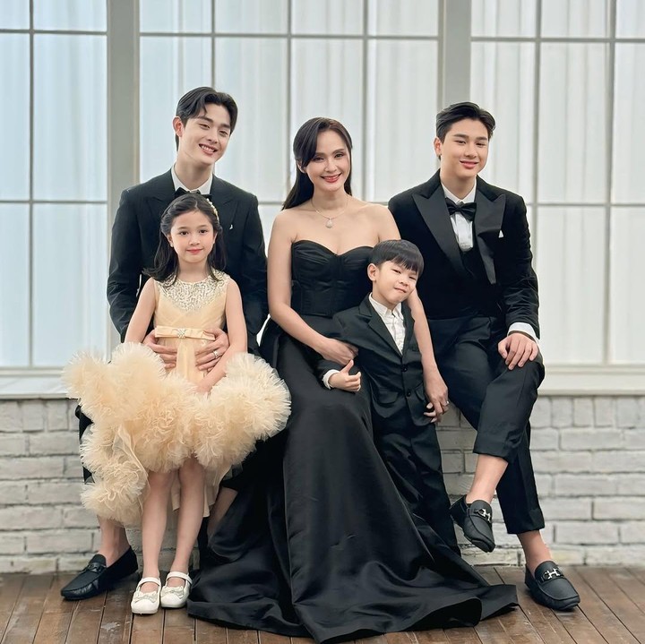 <p>Prince sering membagikan potret kebersamannya dengan sang Bunda dan ketiga adiknya di media sosial. Pria bernama lengkap Gabriel Prince Soerijo ini bahkan kerap mengabadikan momen spesial bersama keluarganya dalam foto studio. (Foto: Instagram @phrrince/ @nat_grtm)</p>