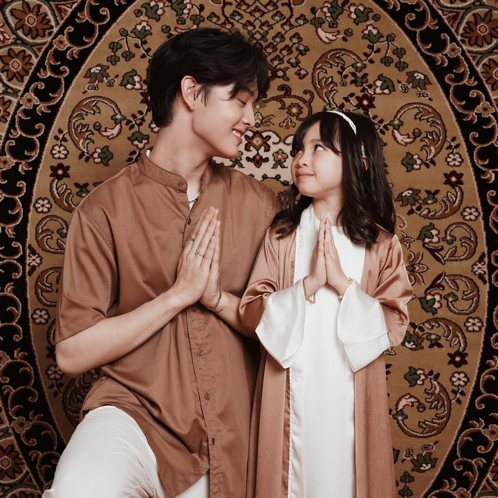 <p>Di foto lainnya, Prince tak lupa mem-posting fotonya bersama Teresa. Menjadi satu-satunya anak perempuan di keluarga, Teresa tampaknya mendapatkan perlakuan spesial ala putri raja dari saudara laki-lakinya, termasuk Prince. (Foto: Instagram @phrrince/ @nat_grtm)</p>