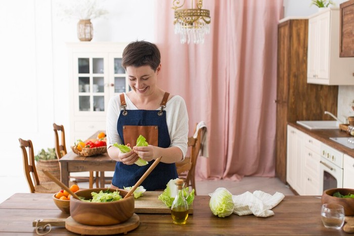 Ilustrasi Seorang wanita memasak/Foto: freepik.com/freepik