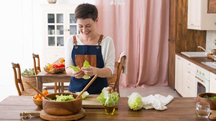 Ilustrasi Seorang wanita memasak/Foto: freepik.com/freepik