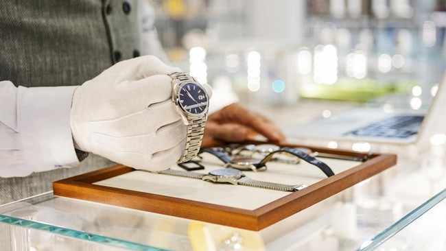 Jam tangan Rolex terkenal dengan harganya yang tak terjangkau diprediksi makin mahal tahun ini. Hal itu disebabkan harga emas yang terus naik.
