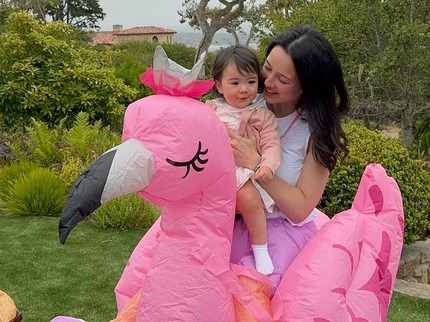 7 Potret Julie Estelle dan Putri Kecilnya Brielle yang Disebut Seperti Boneka