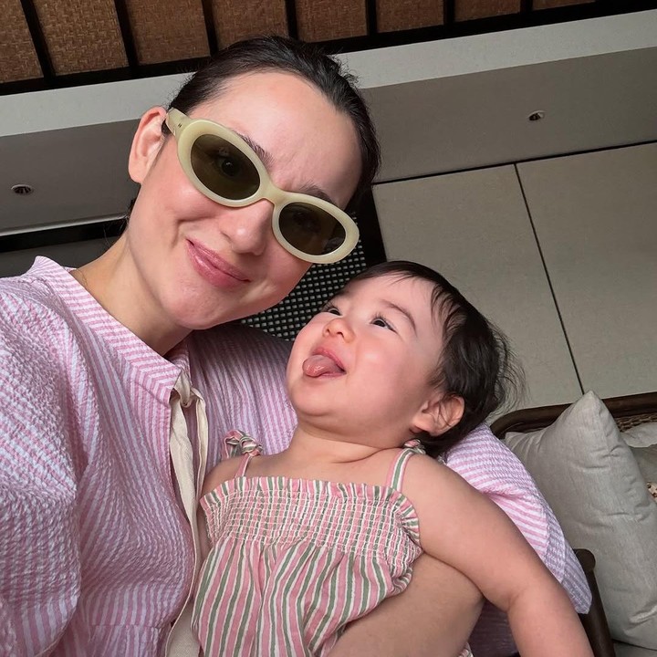 <p>Pada salah satu foto, terlihat Julie dan Brielle kompak mengenakan pakaian pink dengan aksen garis dan kotak-kotak. Brielle pun berhasil membuat netizen gemas dengan ekspresinya. (Foto: Instagram: @julstelle)</p>