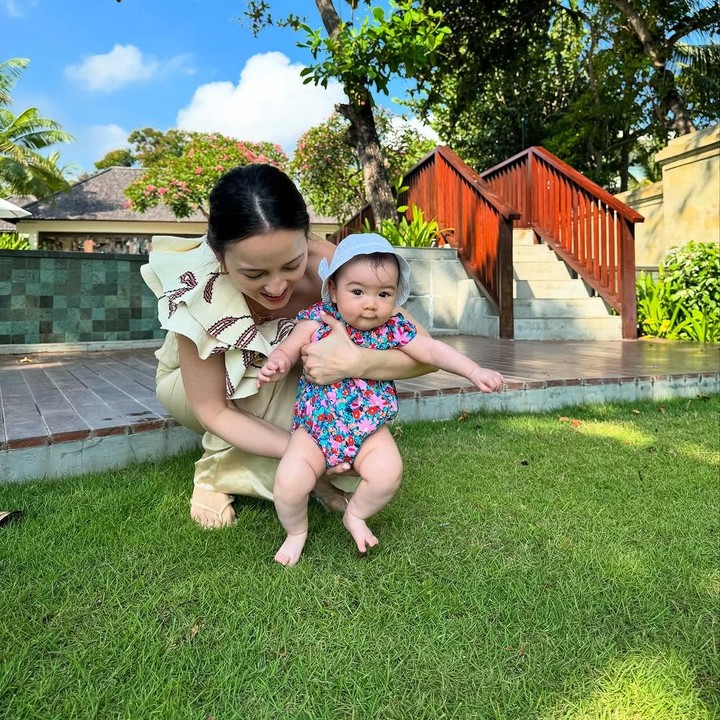 <p>"Cantiknya kayak boneka," kata seorang netizen. "Selamat tahun baru <em>@julstelle @davidtjipto</em> dan Brielle si boneka paling lucu di bumi. Kangen kamu," puji netizen lainnya. (Foto: Instagram: @julstelle)</p>