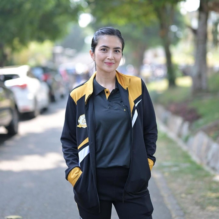 <p>Lantaran tak lagi bermain FTV, banyak penggemar yang rindu dengan aktingnya. "Kak main FTV lagi gih...kangen liat FTV kakak yg <em>legend</em> bgt," tulis akun <em>@sani****.</em> "Selalu cantikkk... pengen nonton ftv nya lagi mbak," tulis akun <em>@rayphillipbsc****.</em> (Foto: Instagram@kddevie)</p>