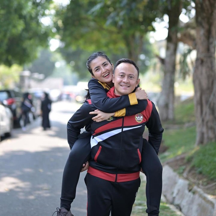 <p>Tak hanya saat bertugas, Kadek dan sang suami juga sering menghabiskan waktu bersama. Bahkan, pasangan ini tak sungkan memamerkan potret mesra mereka, lho. (Foto: Instagram@kddevie)</p>