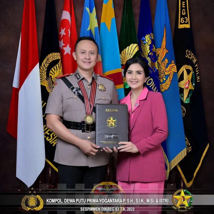<p>Menjalani kesehariannya sebagai istri polisi, Kadek kerap mendampingi sang suami bertugas. Ia pun sering membagikan kegiatannya itu di media sosial, seperti potret berikut ini. "Selamat untuk kelulusannya pa," tulis Kadek, dikutip dari laman <em>Instagram@kddevie,</em> Jumat (3/1/2025). (Foto: Instagram@kddevie)</p>