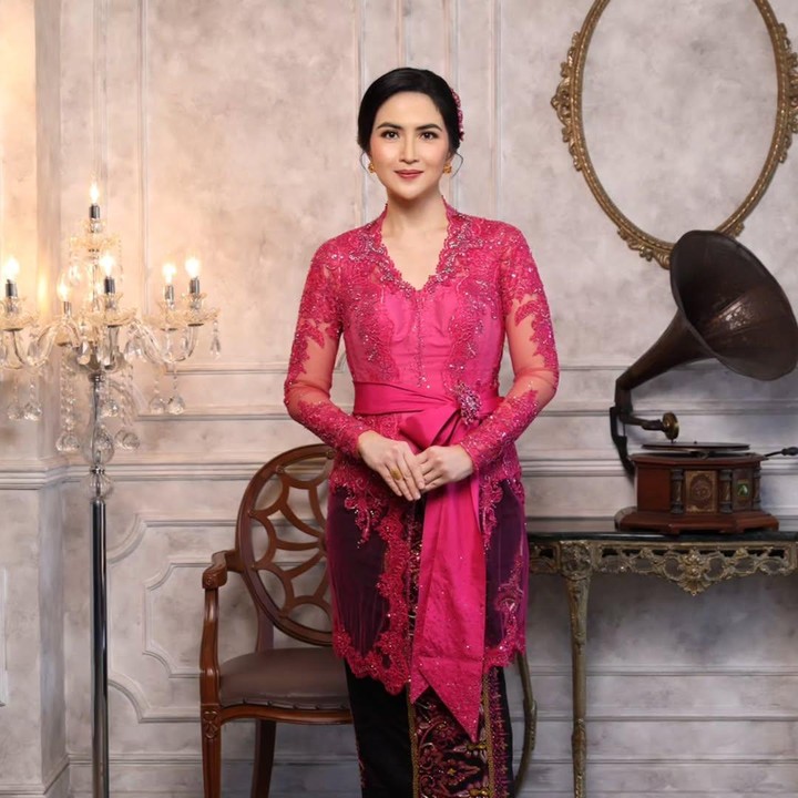 <p>Bunda masih ingat dengan aktris yang satu ini? Nama Kadek Devie mulai dikenal banyak orang lewat kemampuan aktingnya dalam berbagai judul FTV. Kini sang aktris tengah menikmati perannya sebagai ibu rumah tangga. (Foto: Instagram@kddevie)</p>