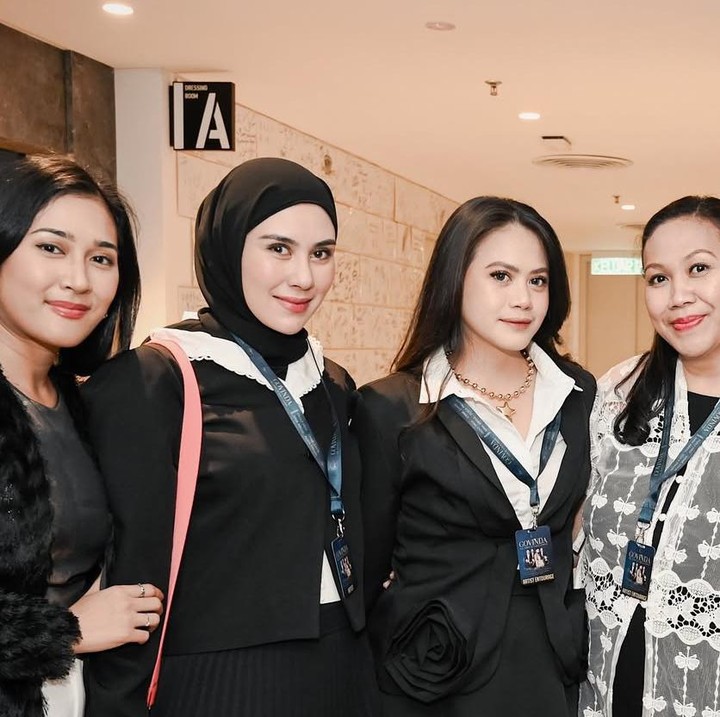 <p>Kecantikan Indi Arisa juga tak kalah dengan Syahnaz Sadiqah yang ikut hadir menemani suaminya Jeje Govinda saat hadir di acara sama dengan Ade Govinda. (Foto: @indiarisa_)</p>