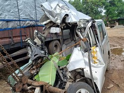 Gran Max Hantam Truk Tronton di Tuban, Satu Orang Tewas
