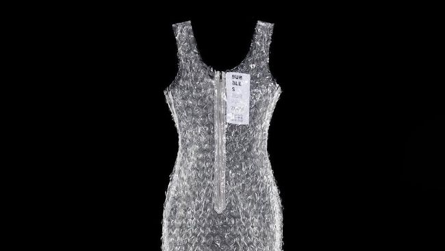 Penampakan Baju dari Bubble Wrap yang Dijual Rp1,3 Juta