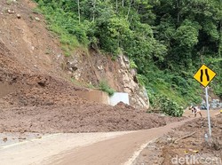 Tebing 20 Meter Longsor, Jalur Lumajang-Malang Lumpuh Total