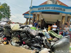 Protes soal TPA, Warga Kubangdeleg Cirebon Buang Sampah di Balai Desa