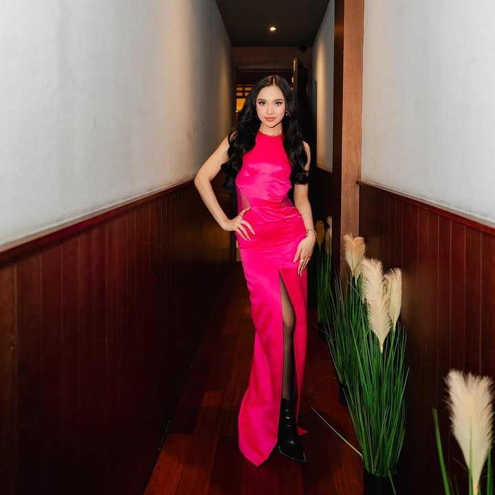 <p>Banyak netizen memuji paras cantik Lyodra di setiap penampilannya. Dalam unggahan di Instagram, netizen kerap meninggalkan komentar positif yang memuji wajah cantik Lyodra. "Aaaaa lyly kamu cantik banget," tulis akun @ba***. "Cantikk bangettt," ungkap @vi***. (Foto: Instagram @lyodraofficial)</p>