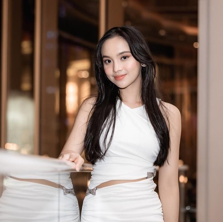 <p>Lyodra tak hanya terlihat cantik kala mengenakan gaun di setiap penampilannya. Ia juga sering terlihat anggun kala mengenakan pakaian casual, Bunda. Bahkan, Lyodra tetap terlihat elegan ketika tampil dengan<em> less makeup</em>. (Foto: Instagram @lyodraofficial)</p>
