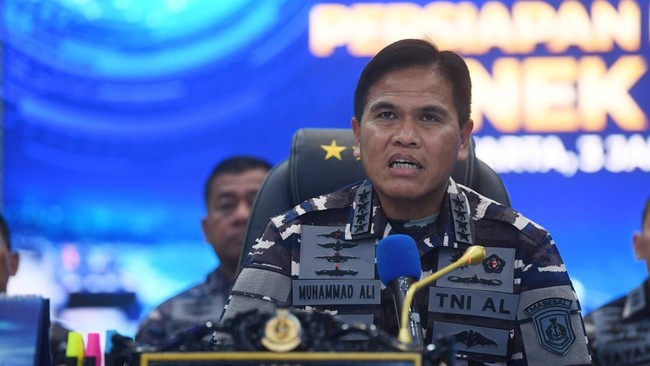 Kepala Staf Angkatan Laut (Kasal) Laksamana TNI Muhammad Ali memberikan keterangan terkait rencana kegiatan Latihan Bersama (Latma) Multilateral Naval Exercise Komodo (MNEK) ke-5 di Jakarta, Jumat (3/1/2025). TNI AL akan menggelar MNEK ke-5 dengan te