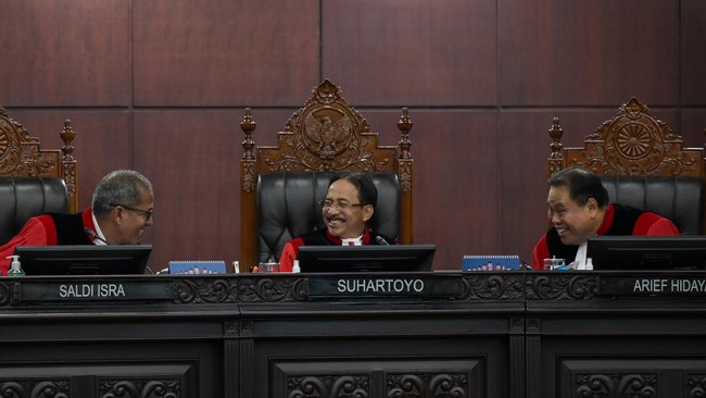 Berbagai pihak merespons putusan MK yang menyatakan presidential threshold sebagai inskonstitusional.